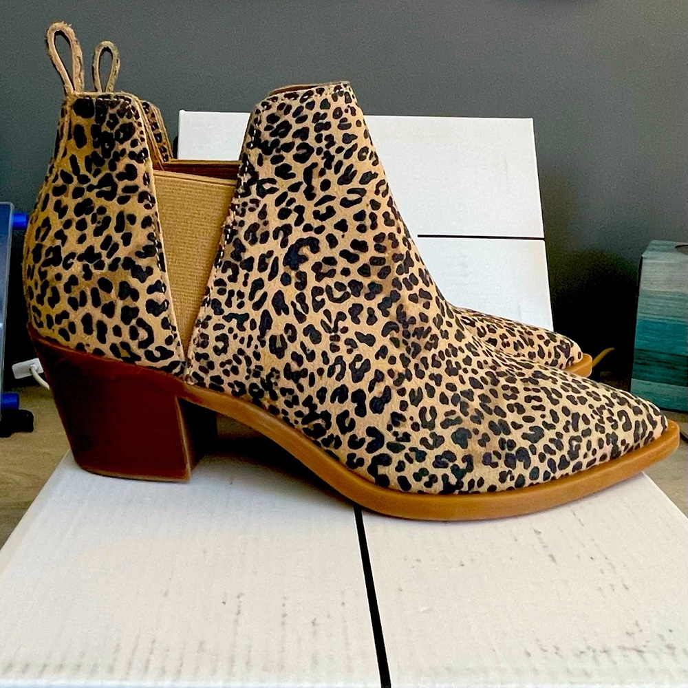 Dolce Vita, Tan/Black dusted Leopard Suede boots, size 6.